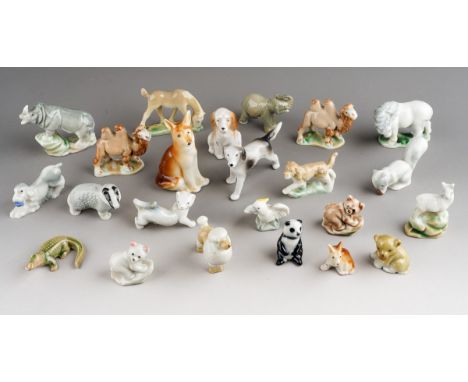 Assorted collection of loose Wade Whimsies to include camels, fox, dogs, cats, pony etc., (1 bag)