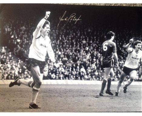 Football Frank Stapleton signed 16x12 black and white photo pictured while playing for Manchester United. Good Condition. All