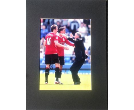 Football Michael Carrick signed 16x12 approx mounted colour photo pictured while playing for Manchester United mounted to a g