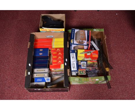 A QUANTITY OF BOXED OO GAUGE ROLLING STOCK AND LINESIDE ACCESSORIES, assorted rolling stock by Bachmann, Dapol, Oxford Rail a