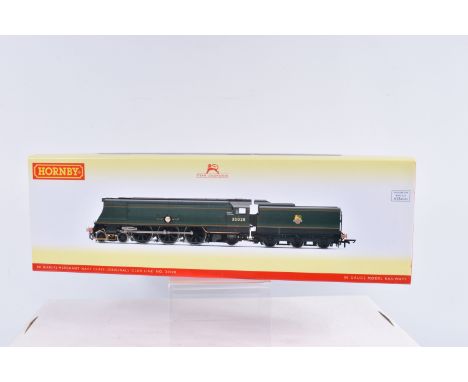 A BOXED HORNBY MODEL RAILWAYS OO GAUGE LOCOMOTIVE, BR (early) Merchant Navy Class (Original) 'Clan Line' no. 35028, in BR Gre