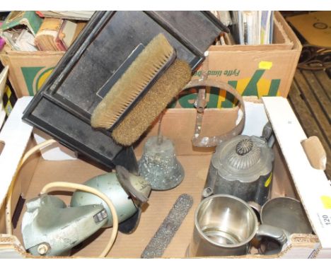 A TRAY OF VINTAGE METALWARE TO INCLUDE A VINTAGE FAN, WALL BELL ETC. 