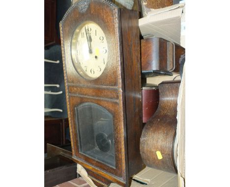 A BOX OF VINTAGE CLOCKS TO INCLUDE AN OAK CASED WALL CLOCK, MANTEL CLOCKS ETC. 