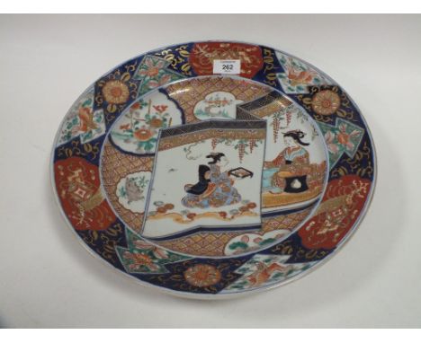 AN ORIENTAL CERAMIC CHARGER WITH FIGURATIVE DETAIL