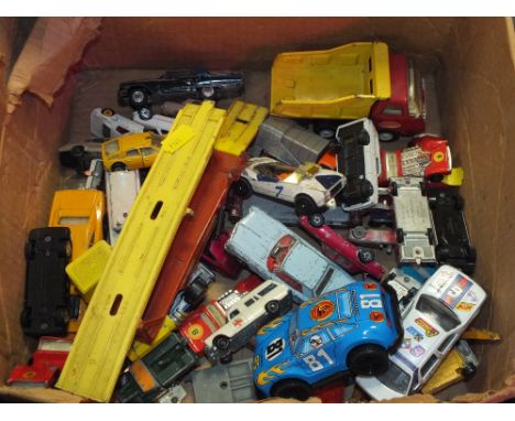 A BOX OF VINTAGE TOY CARS TO INCLUDE CORGI