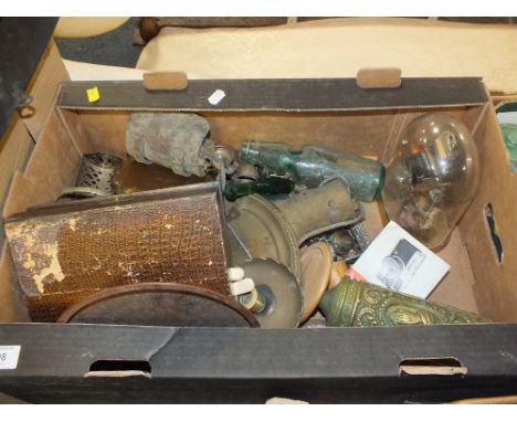 A TRAY OF VINTAGE METALWARE AND GLASS BOTTLES TO INCLUDE CASED FISH KNIVES AND FORKS, DOME TOP MANTLE CLOCK ETC. 