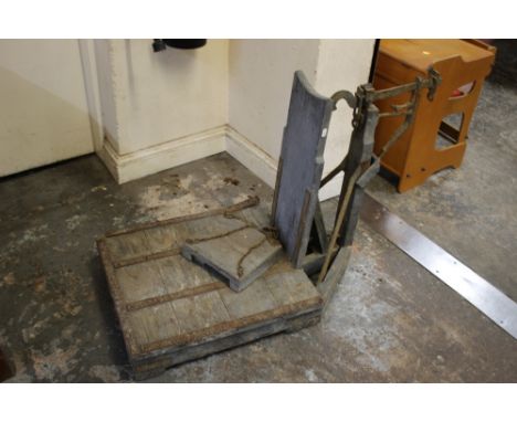 A SET OF VINTAGE SCALES A/F