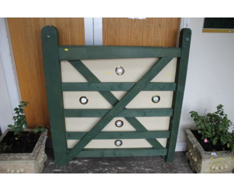 A GATE LIGHT FEATURE