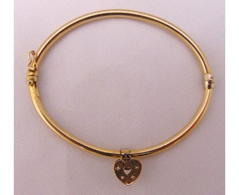 9ct yellow gold bangle with a heart shaped pendant, approx total weight 5.0g