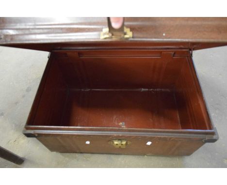 VINTAGE METAL TRUNK