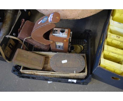BOX OF MIXED ITEMS TO INCLUDE VINTAGE BROWNIE CINE CAMERA AND VARIOUS BRASS DESK STAND AND OTHER ITEMS