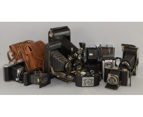Cameras including Kodak Eastman No A-122, Brownie 127, Belfoca, Agfa Karat (boxed), Welta Compur Rapid, Kodak Compur, Anastig