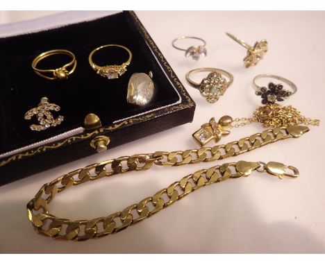 Collection of mixed gold plated jewellery including rings. UK P&amp;P Group 2 (£20+VAT for the first lot and £4+VAT for subse