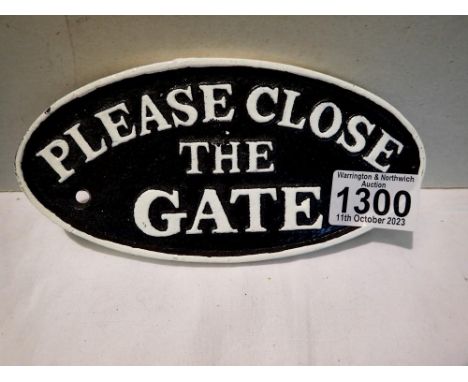 Cast iron please close the gate sign, W: 15 cm. UK P&amp;P Group 1 (£16+VAT for the first lot and £2+VAT for subsequent lots)
