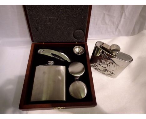 Cased stainless steel drinking set including a hip flasks and travel mugs. UK P&amp;P Group 1 (£16+VAT for the first lot and 