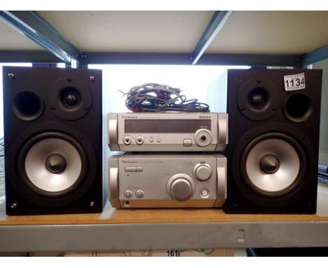 Technics stereo amplifier &amp; tuner model HD515MD and a pair of Hitachi speakers with cables, working at lotting. All elect