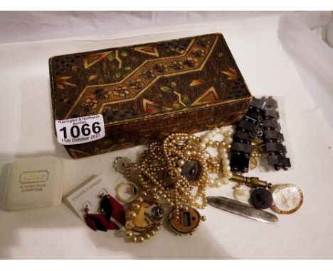 Wooden jewellery box with contents. UK P&amp;P Group 1 (£16+VAT for the first lot and £2+VAT for subsequent lots) 