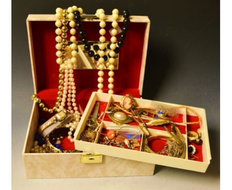 Jewellery - a 9ct gold hollow hinge bangle; dress rings; beads; brooches; earrings; etc 