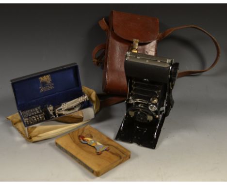 A 35mm folding camera brown leather case; a Wilkinson Sword razor, days of the week blades; an olive wood box; qty