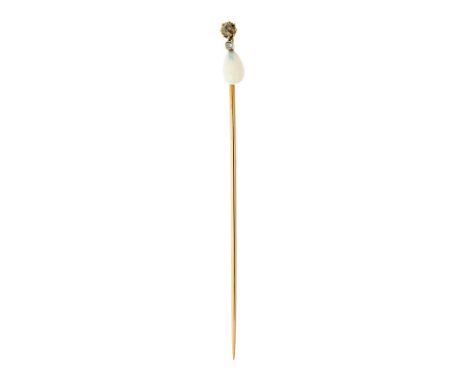 Épingle ,XIXe s., en or 750 sertie d'une opale taille goutte rehaussée d'un diamant blanc taille rose et d'un diamant cognac 