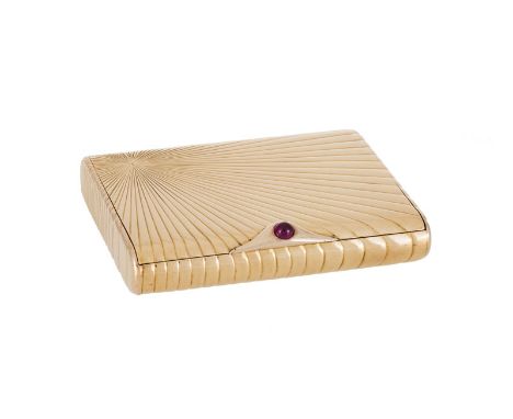 Etui à cigarettes en or, probablement Russie 1908-1918, à décor godronné, serti d'un rubis taille cabochon, porte les poinçon