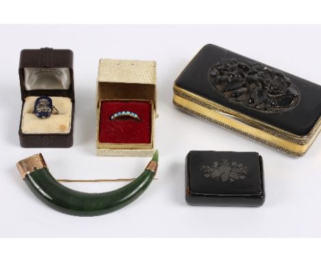 A jade and yellow metal mounted brooch, a turquoise set ring, another ring, a French jet snuff box and another snuff box
