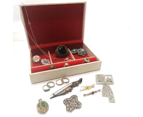 Vintage cream jewellery box containing antique &amp; later jewellery inc 9ct gold white stone ring + a/f gold brooch (3.5g to