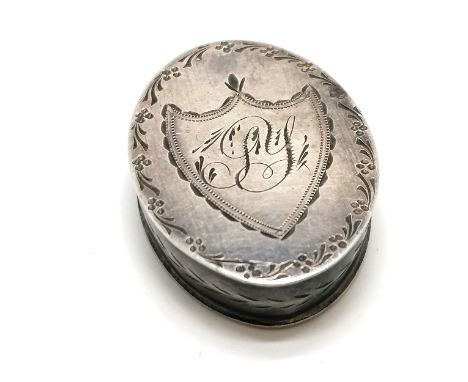 1795 Georgian silver oval patch box with engraved shield detail to lid by IT - 3.2cm &amp; 6.6g