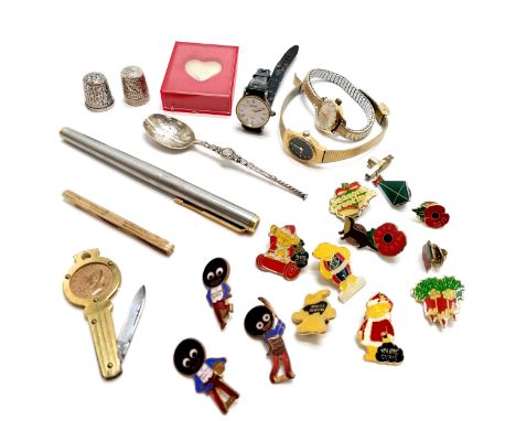 Qty of oddments inc silver spoon + thimble, farthing coin knife, 3 golly badges (1 a/f), badges, watches, Parker pen etc  Not