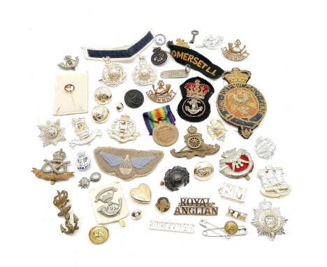 Qty of military badges etc inc Victory medal (5218 Pte O J Gosney Glouc R) 