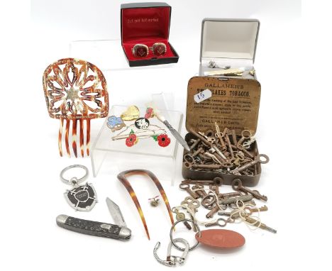 Qty of mostly antique keys inc watch keys, badges, Masonic cufflinks etc 