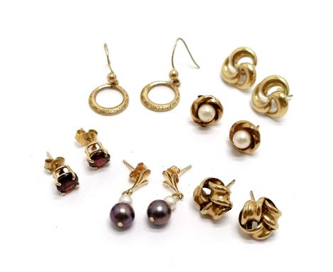 6 x pairs of gold earrings (2 are 14ct - pearl &amp; garnet) - total weight (lot) 6.2g (14ct are 2.2g) 