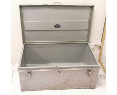 Tin trunk - L91cm x D54cm x H37cm 