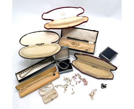 Qty of vintage & antique jewellery inc 9ct marked gold stick pin in a Hawkes (London) retail box, double strand of cultured p
