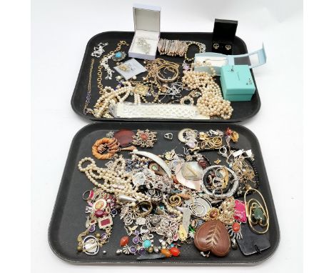 Qty of costume jewellery inc skull earrings, Monet silver tone necklace, Tiffany &amp; Co (empty) retail box with pouch etc ~