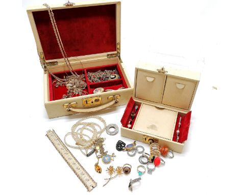 Vintage cream travel jewellery box containing costume jewellery inc Wedgwood pendant, rings, brooches etc - 25cm x 18cm x 8.5