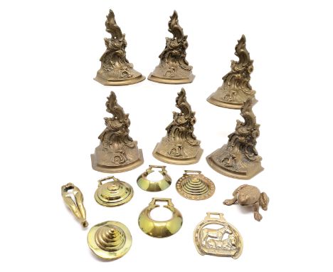 6 vintage moulded brass wall/shelf brackets 16cm long, frog lidded box and horse brasses ~ SOLD IN AID OF LOCAL CHARITY 'THE 