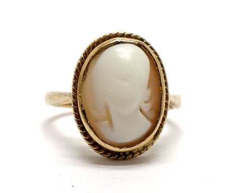 9ct hallmarked gold hand carved shell cameo ring - size K &amp; 3.3g total weight ~ has wear to cameo 