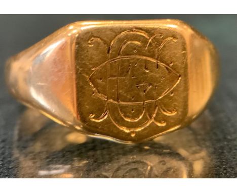 An 18ct gold shield top signet ring, Birmingham 1904, size S, 5.5g gross 