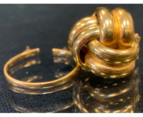 An 18ct gold  earring, stamped 750;  18ct gold ring shank, 5.3g gross (2) 