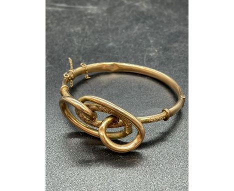 A 9ct gold bangle with knotted design (Total weight 10.6g)