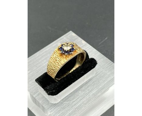 A Bark style 9ct gold ring with diamond and sapphire setting (Total Weight 3.3g) Size O