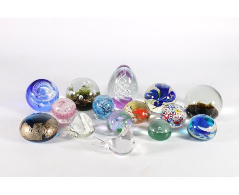 Fifteen art glass paperweights including Caithness and Tweedsmuir etc. (15) 