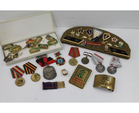 Group of Russian medals including Nikolaus Kopernikus 1473-1543 commemorative, Betepah Tpyha, etc., also a Russian beret and 