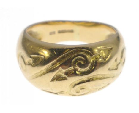 STUNNING! 750 stamped yellow gold RING with scrolled engraving, ring size M, weight 8.50g approx