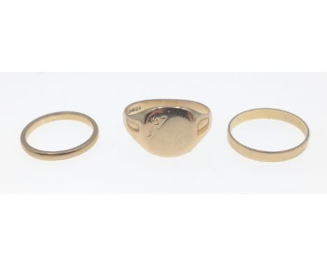 Three 9ct rings to include a man's signet ring size S and 2 wedding bands size J and N, gross weight 6gApprox 3 pieces