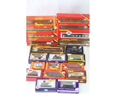 21 Boxed OO gauge items of rolling stock to include Hornby x 10, Bachmann x 4, Mainline x 2, Dapol x 4, Airfix x 1