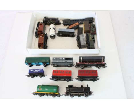 Group of OO gauge model railway to include Hornby 0-4-0 locomotive, Triang R52 Locomotive and 16 items of rolling stock featu