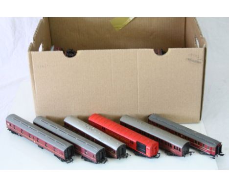 30 OO gauge items to rolling stock to include Hornby, Triang, Fleischmann etc