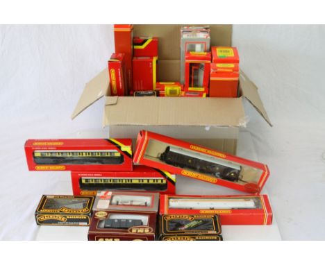29 Boxed OO gauge items of rolling stock to include Hornby x 22 (featuring R749 75 Ton Operating Breakdown Crane), Lima x 3, 